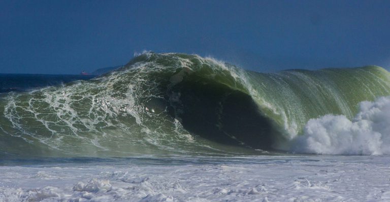 Um grande Swell em Itacoatiara